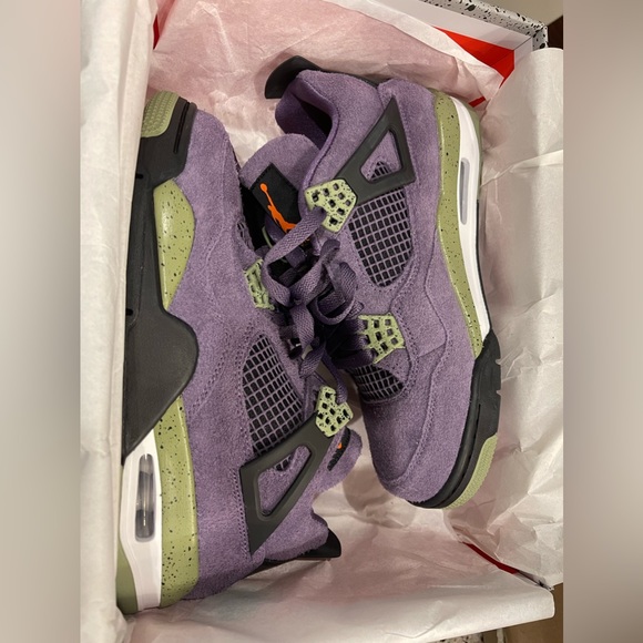 BRAND NEW - WMNS AIR JORDAN 4 RETRO CANYON PURPLE Size 9W/6.5UK - READY TO SHIP - Picture 4 of 5